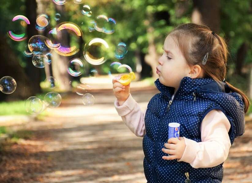 ребенок парк отдых веселье пузыри прогулка