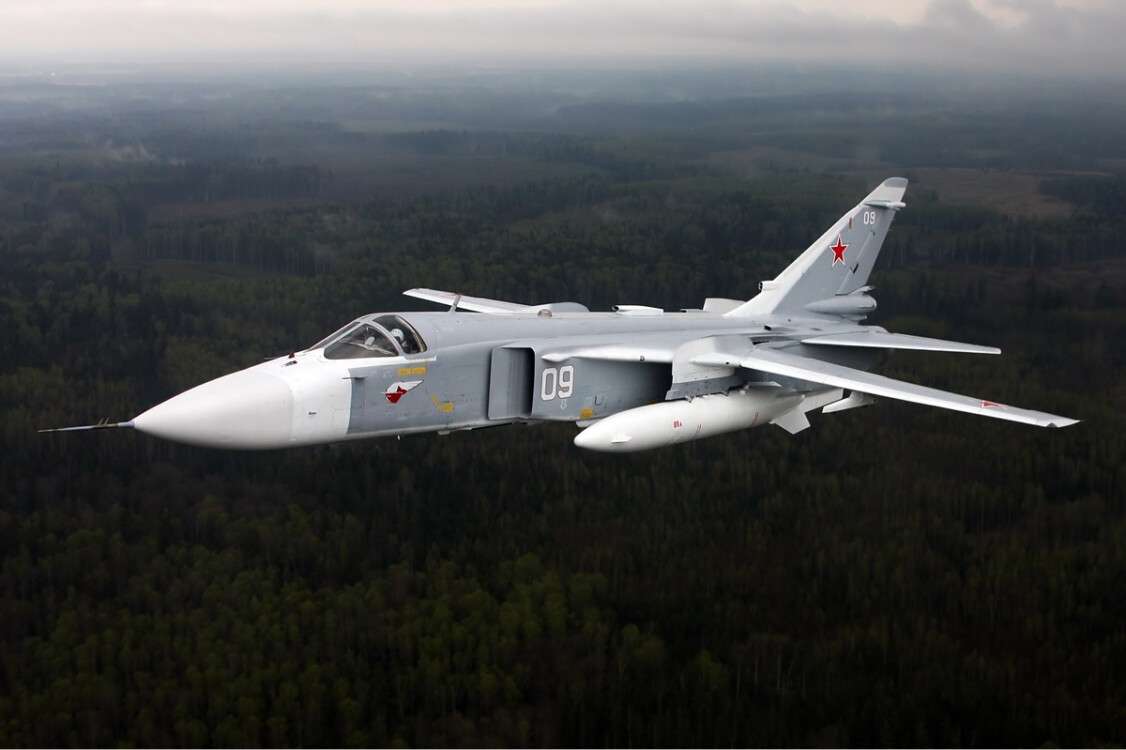Sukhoi_Su-24_inflight_Mishin-3