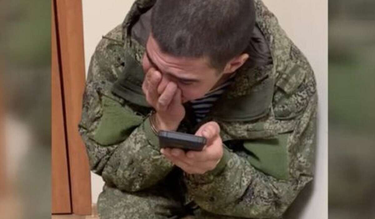 плачет солдат