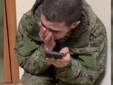 плачет солдат