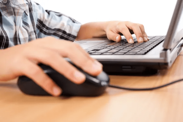 depositphotos_3735623-stock-photo-kid-using-mouse-and-keyboard