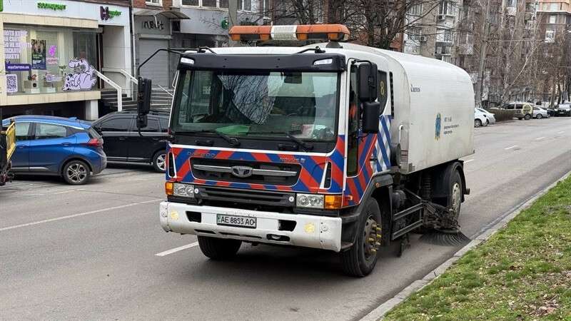 Весняне прибирання у Дніпрі: на вулицях міста працюють близько 50 одиниць унікальної комунальної техніки