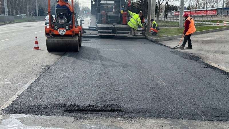 У Дніпрі триває ремонт доріг гарячим асфальтуванням: де проводять роботи