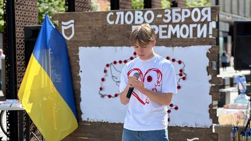 Сучасна поезія про війну, біль і надію. У Дніпрі провели літературну акцію присвячену Дню пам’яті та перемоги над нацизмом у Другій світовій війні