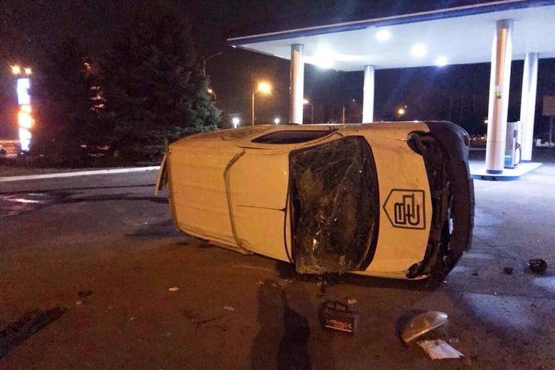 В Днепре автомобиль с ацетиленом слетел с виадука на заправку