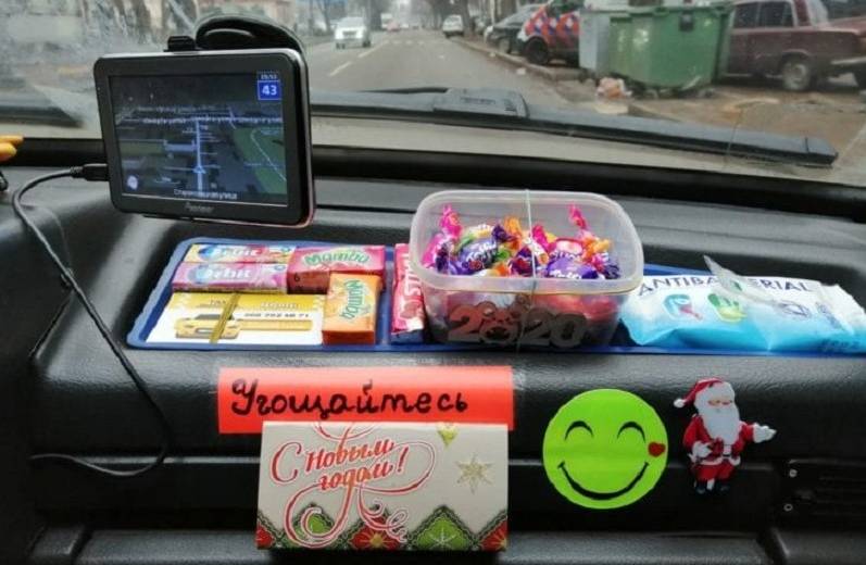 В Днепре таксист дарит сладости и ставит мультфильмы