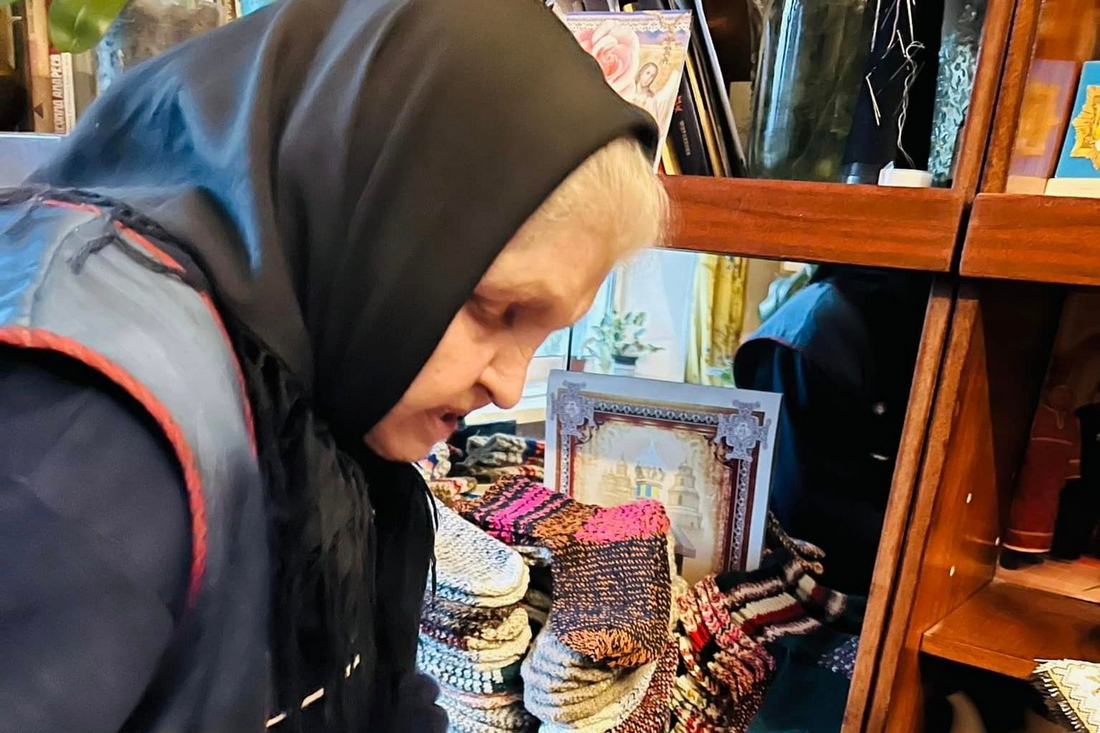 Українським захисникам сплела понад тисячу пар теплих шкарпеток черниця з Нікополя