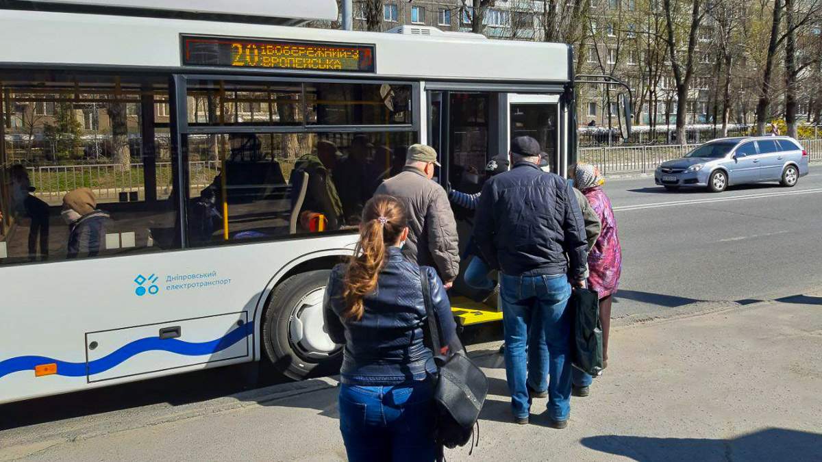Протитанкові їжаки, евакуація та міські перевезення. Як транспортники Дніпра працювали у 2022 році