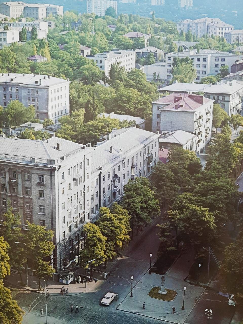 Где в Днепре стоял памятник Сталину и как кочевал по улицам Гоголь: история города в фотографиях (ФОТО)