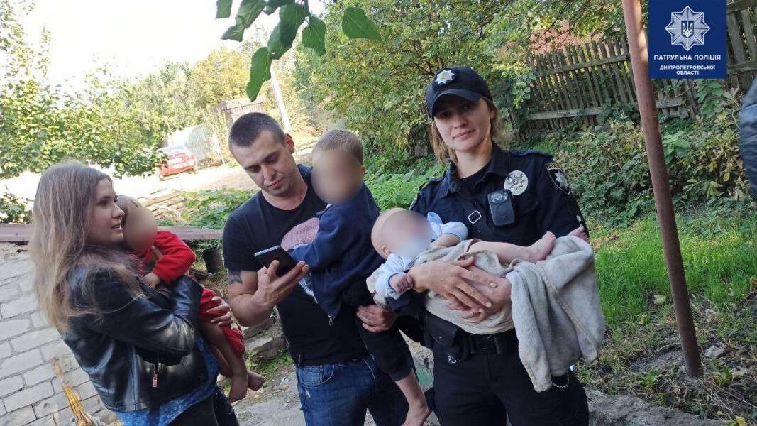 “Из дома постоянно звучит детский плач”: двое суток провели 4 крохи без еды и воды