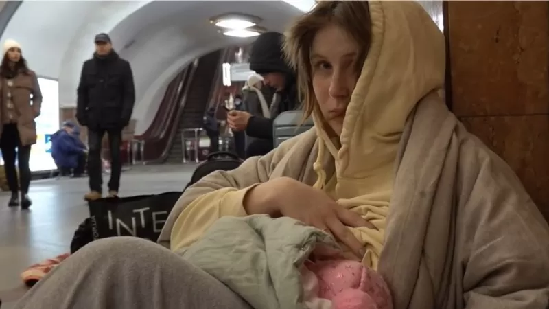 Картина жінки з немовлям з київського метро, яку намалюівала дніпрянка, стала іконою