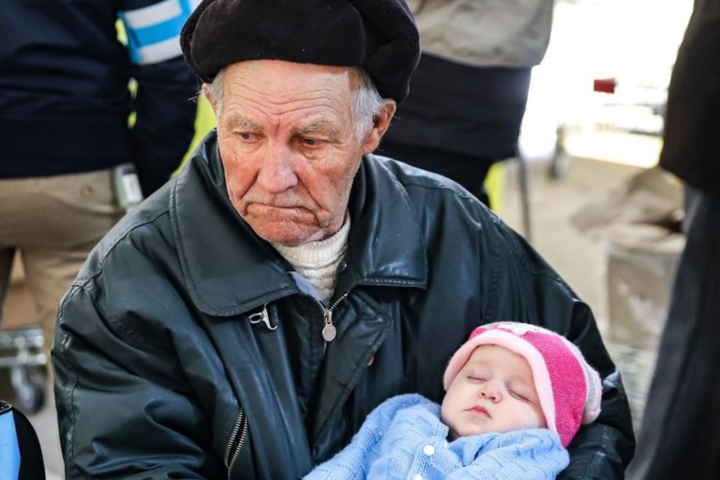 Українці зібрали для родини дідуся, який врятував своїх онуків, півмільйона гривень (відео)