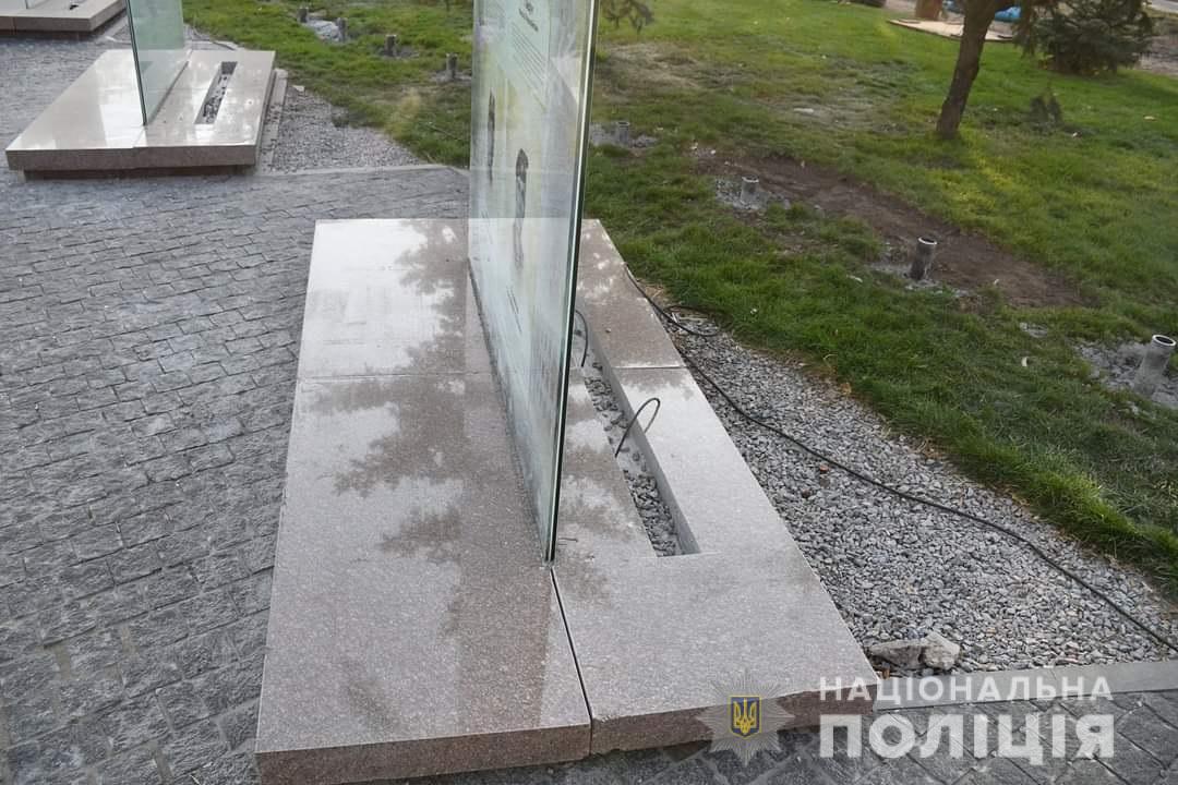 Наплевал на память: в Днепропетровской области задержали вандала, осквернившего Аллею славы героев АТО (ФОТО)