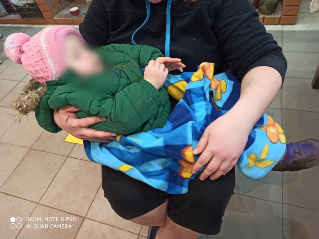 Под Днепром мать выгнала двух крох на улицу: в конце дня их мокрых и голодных нашли неравнодушные люди (ФОТО)