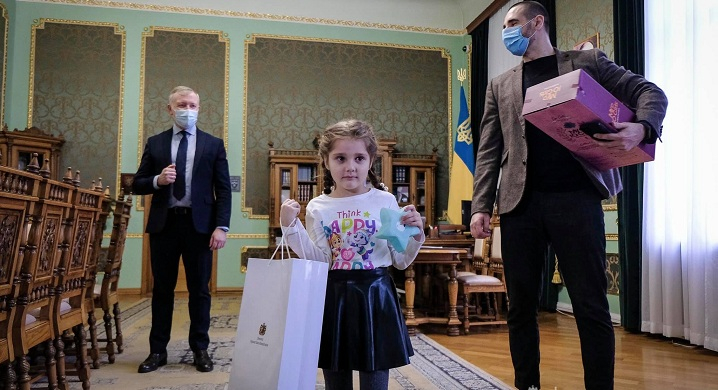 Президент Зеленский сделал подарок девочке, которая стала жертвой буллинга в детском саду (ФОТО)