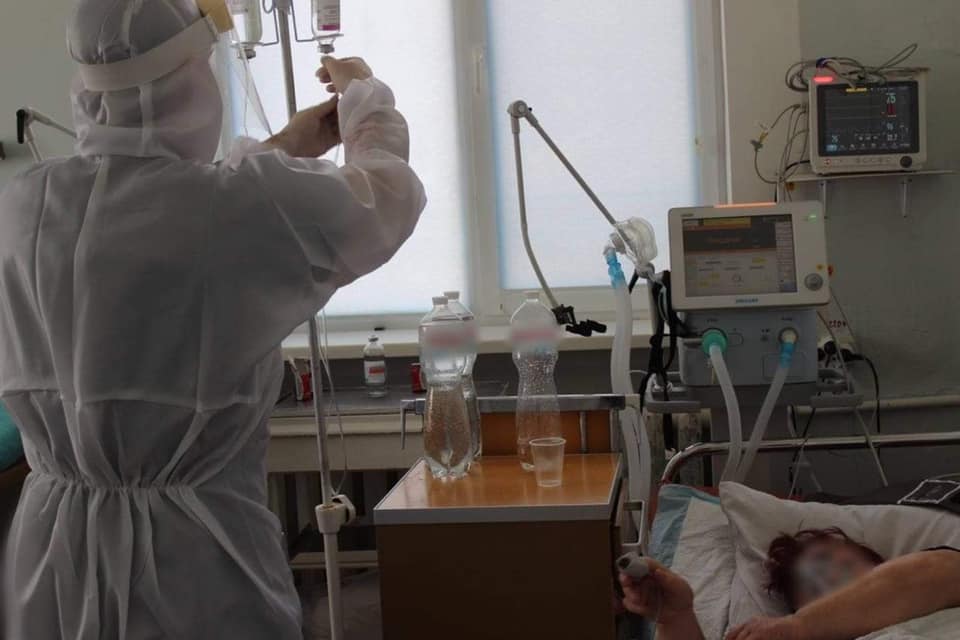 Более сотни тяжелых больных: в Днепре врачи спасают людей с COVID-19