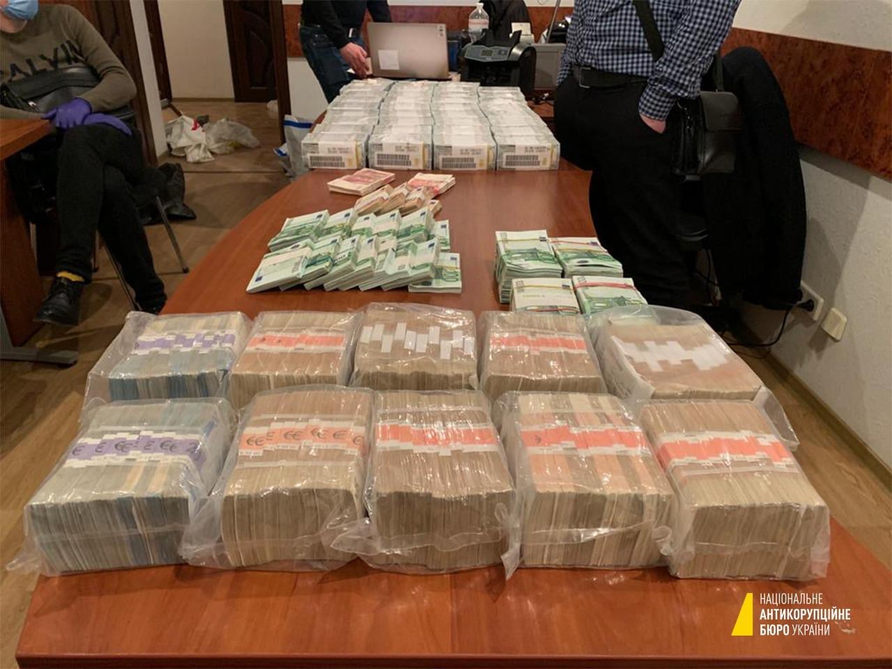 Конфисковано более 5 миллионов долларов: НАБУ обнаружило тайник главы Окружного админсуда Киева Павла Вовка (ФОТО)