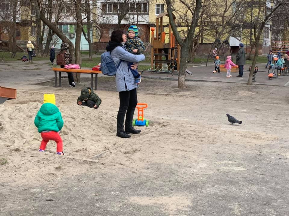 Чистый песок – дети довольны: в одном из районов Днепра обустроили песочницы