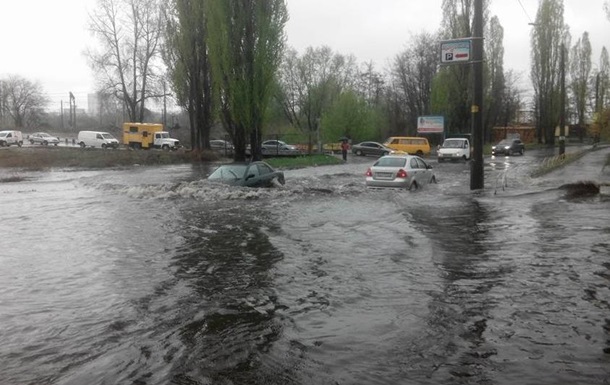 До метра воды: на Киев обрушился ураган с ливнями и грозами (ФОТО)