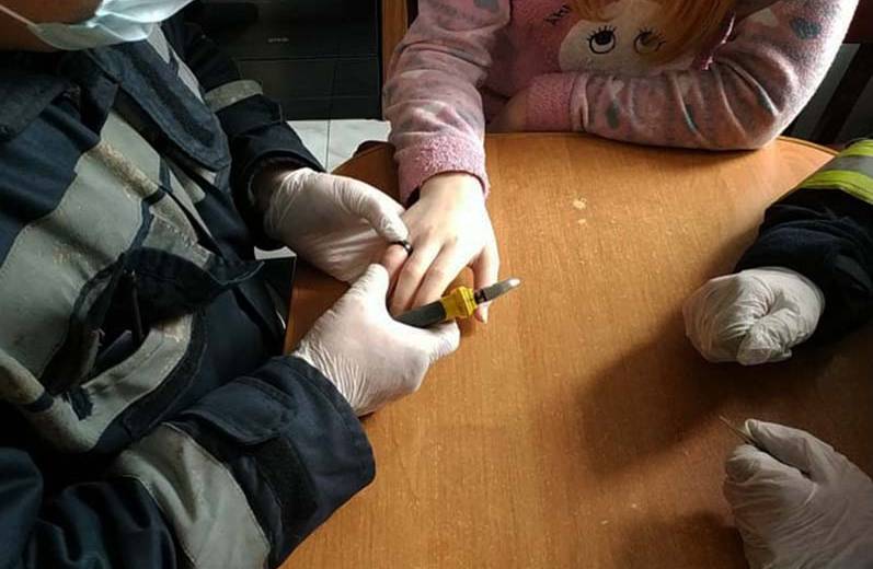 На Днепропетровщине ребенок не смог снять кольцо с пальца: понадобилась помощь спасателей (ФОТО,ВИДЕО)