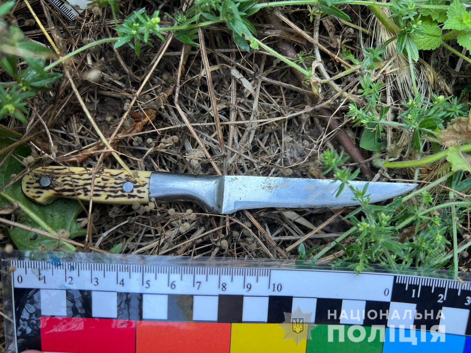 В Кривом Роге мужчина с ножом отобрал кошелек у женщины на остановке в час пик