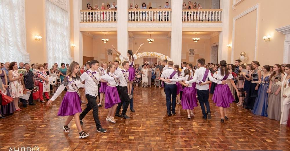 Выпускникам Каменского вручили медали