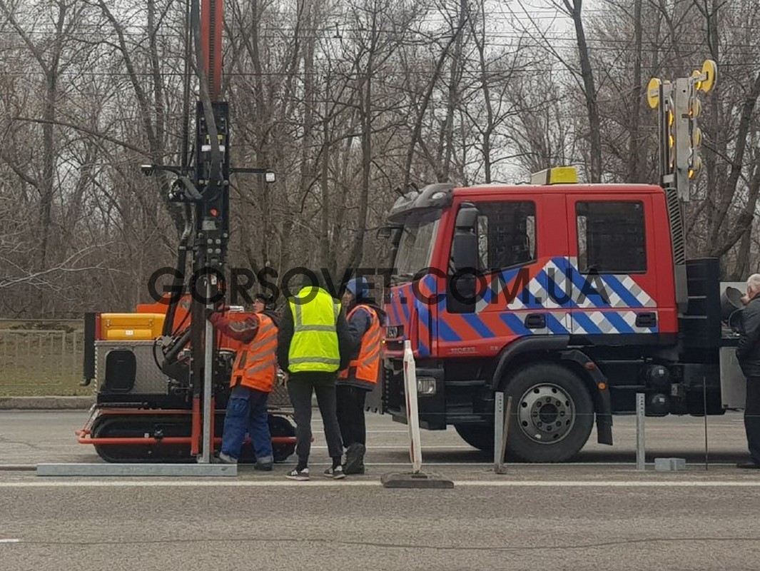 Безопасность в приоритете: в Днепре устанавливают отбойники (ФОТО)