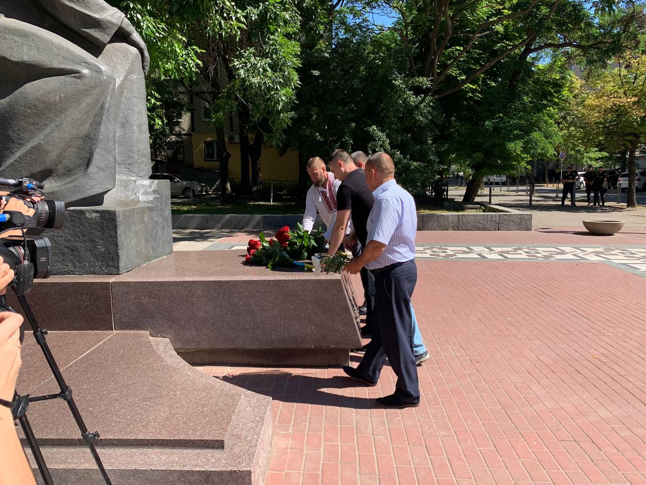 В День Конституции власти Днепропетровщины несут цветы к памятнику Кобзарю