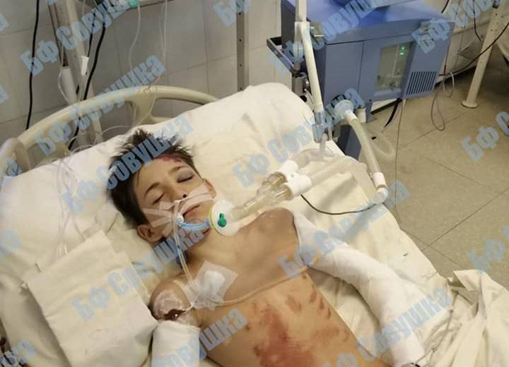 Перелом костей черепа, ушиб легких, сложные переломы обеих рук и ног: сбитый авто мальчик очень нуждается в помощи