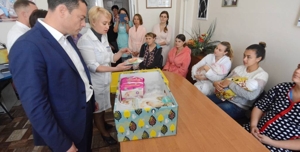Мэр Каменского передал мамам первые бэби-боксы: фото