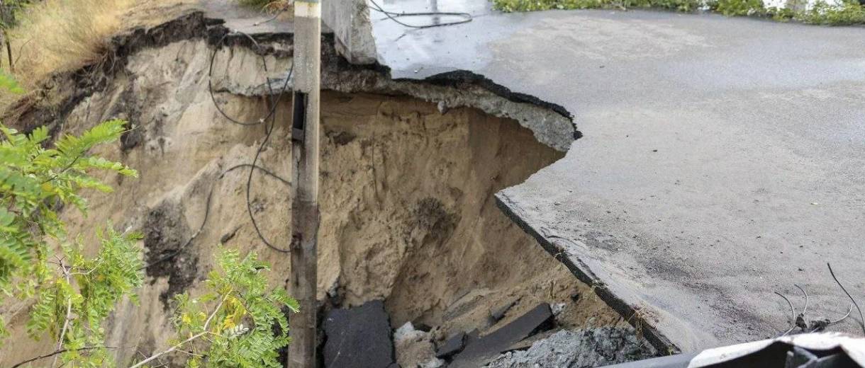 На Днепропетровщине рухнул еще один мост: коммунальщики разбирают завалы (ФОТО)