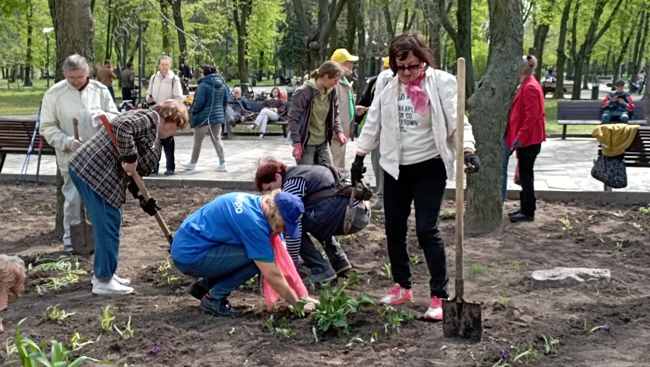#Дніпро_квітуче: у Дніпрі озеленили парк Шевченка (фото, відео)
