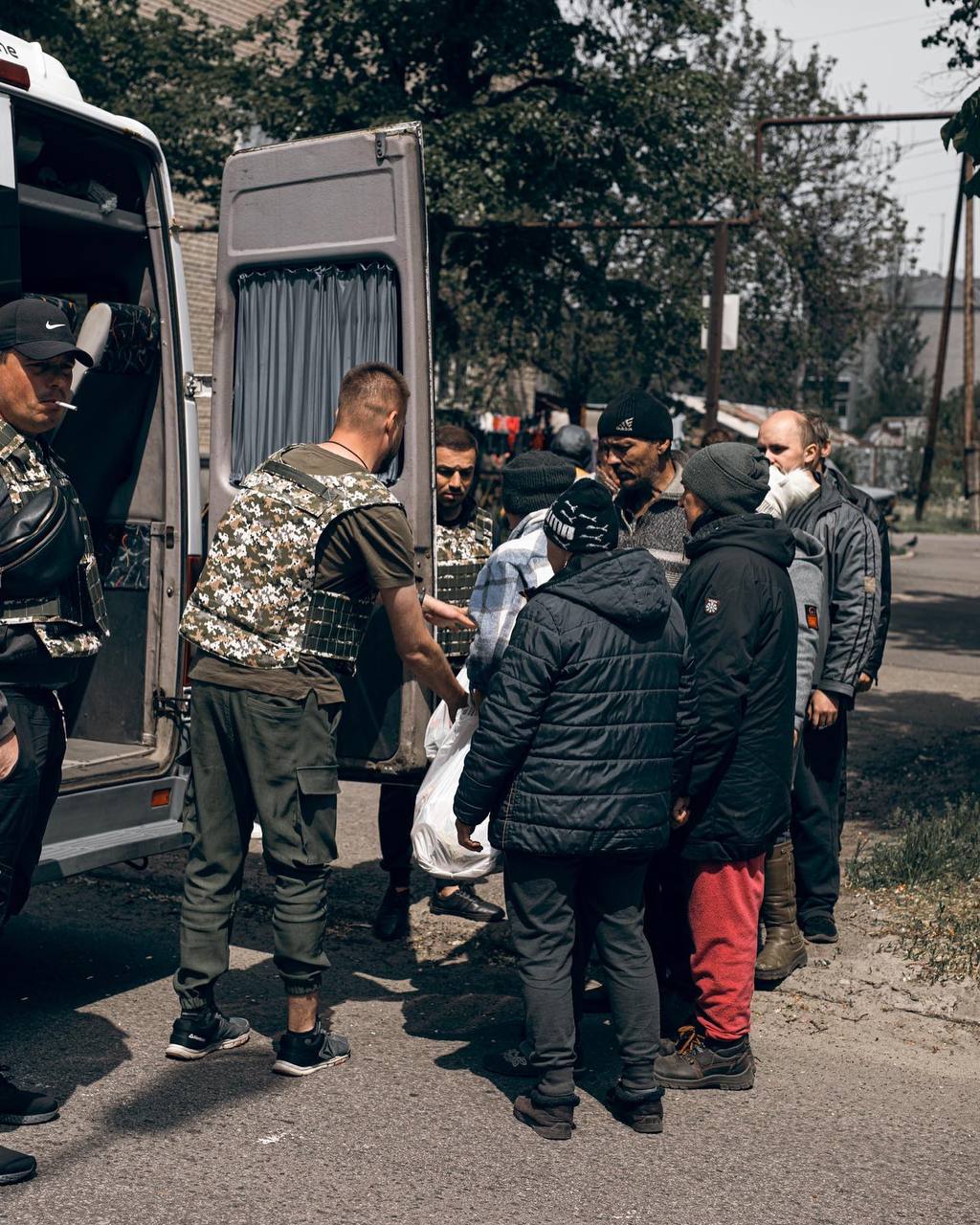 100 продуктових наборів та евакуація людей з гарячих точок: Координаційний штаб волонтерів Дніпра та «ТАПС-Україна» відвезли гуманітарну допомогу на схід країни та вивезли цивільних