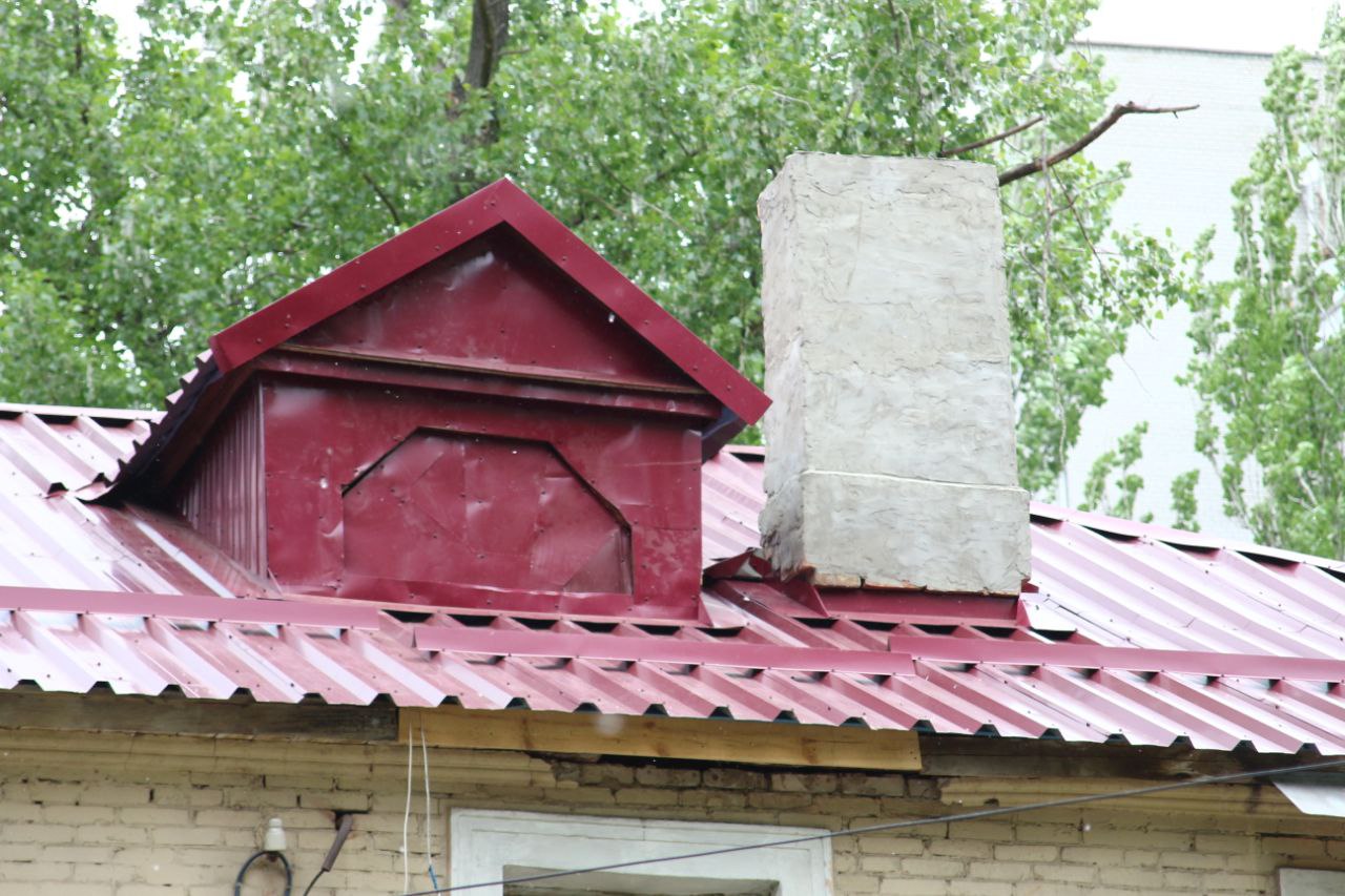 У Дніпрі комунальники швидко відремонтували дах, який був вщент зруйнований через негоду