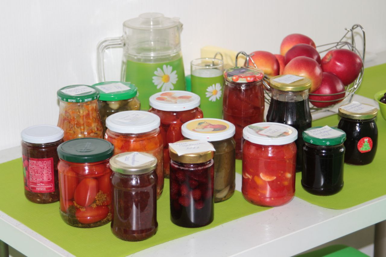 #ГородНаПодвірї: дніпряни презентували законсервований врожай з насіння, яке їм роздали в рамках акції
