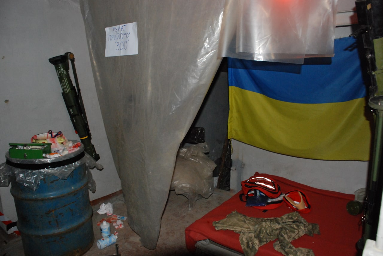В укритті Музею історії Дніпра відкрили символічну виставку “Маріуполь. Укриття” 