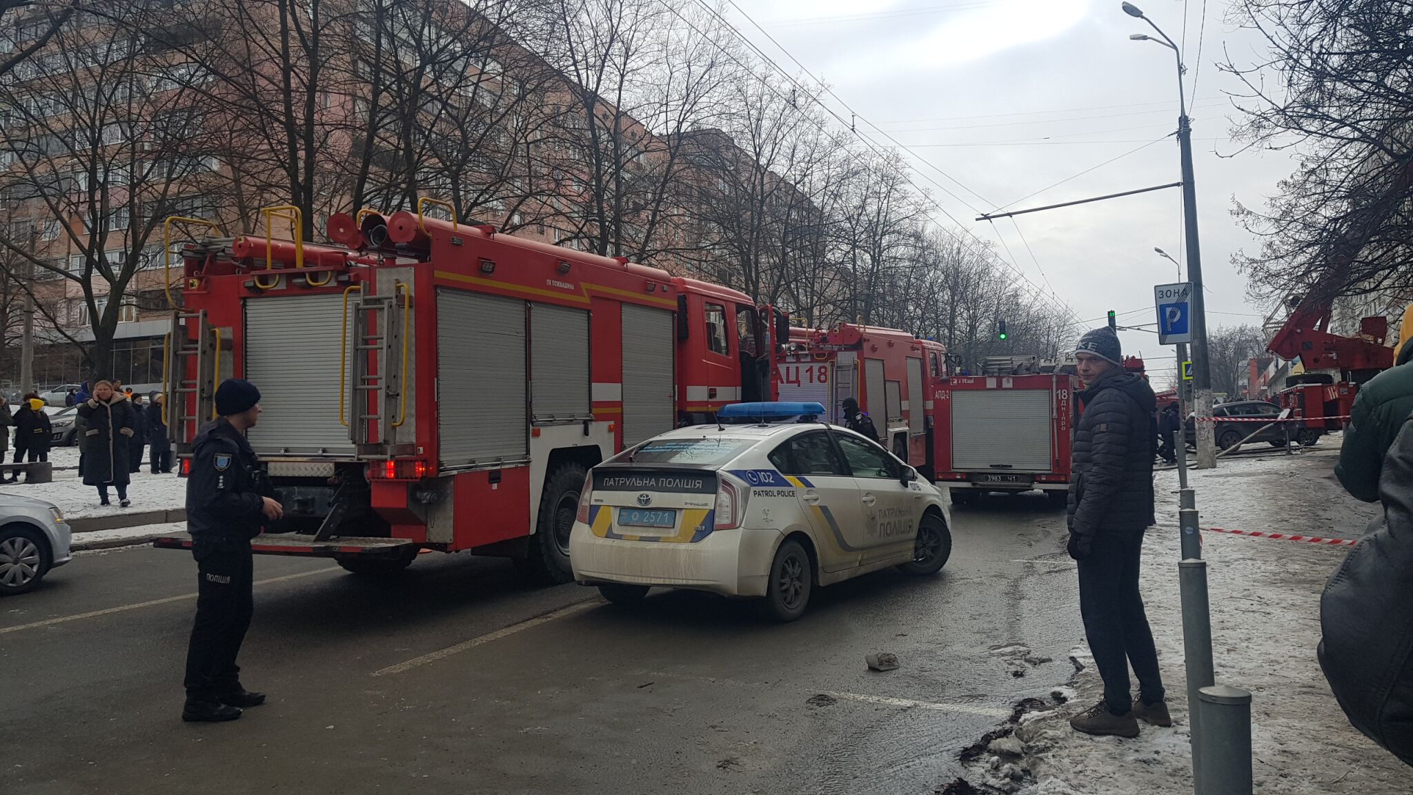 Гарь на весь проспект: в Днепре пылает офис АТБ (ФОТО, ВИДЕО)