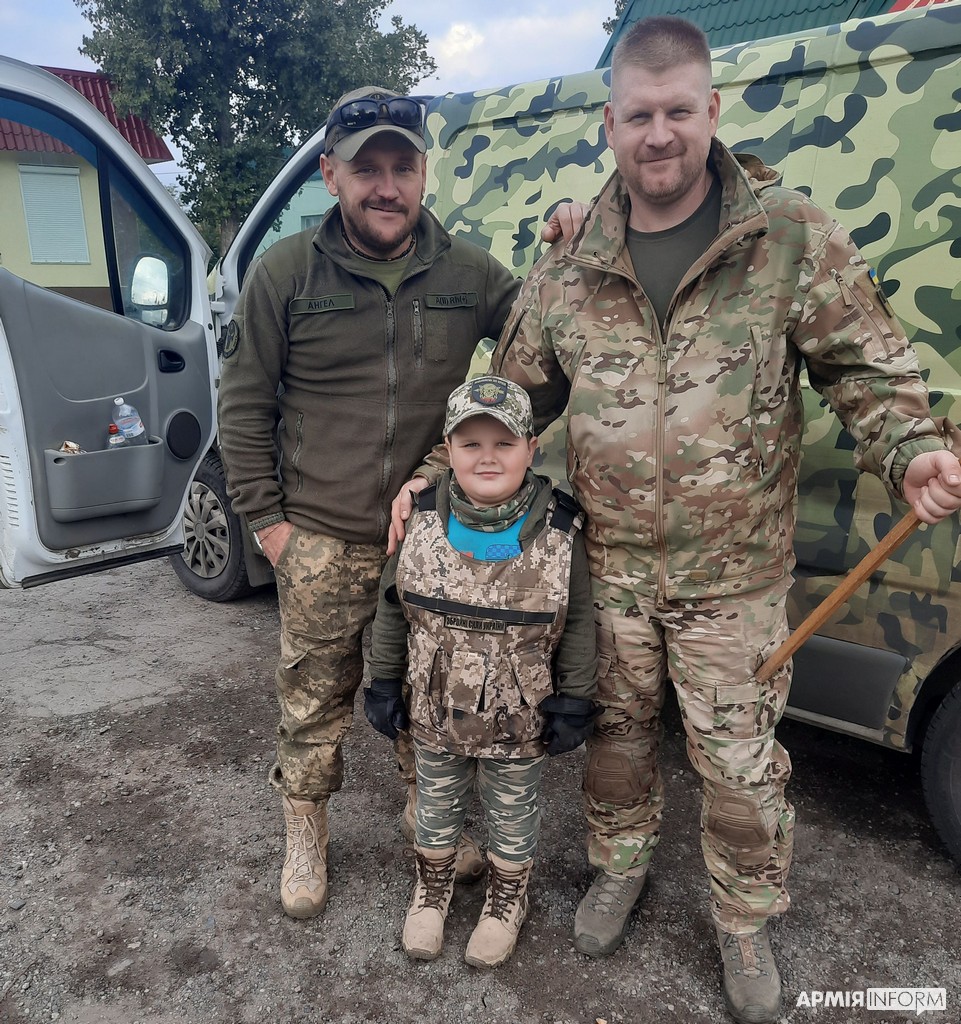 7-річний Артем з Дніпропетровщини піднімає настрій бійцям, що їдуть на передову