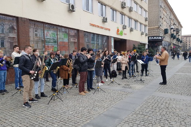 Днепровские музыканты устроили в центре города уличный концерт (видео)