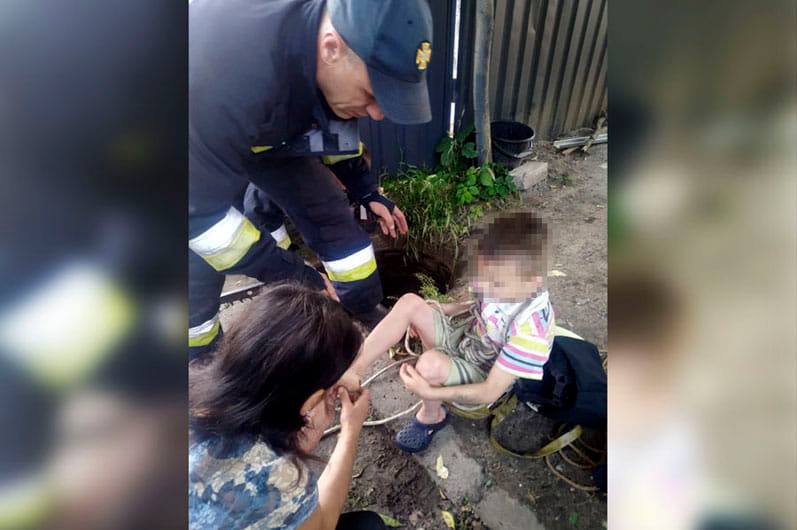Пролетел 6 метров и остался жив: в Днепре ребенок упал в колодец (ФОТО)