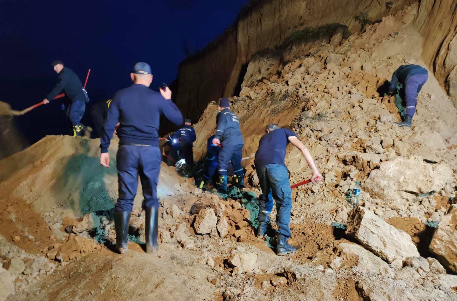 В Одесской области оползень на берегу моря: под завалами ищут людей (ФОТО)