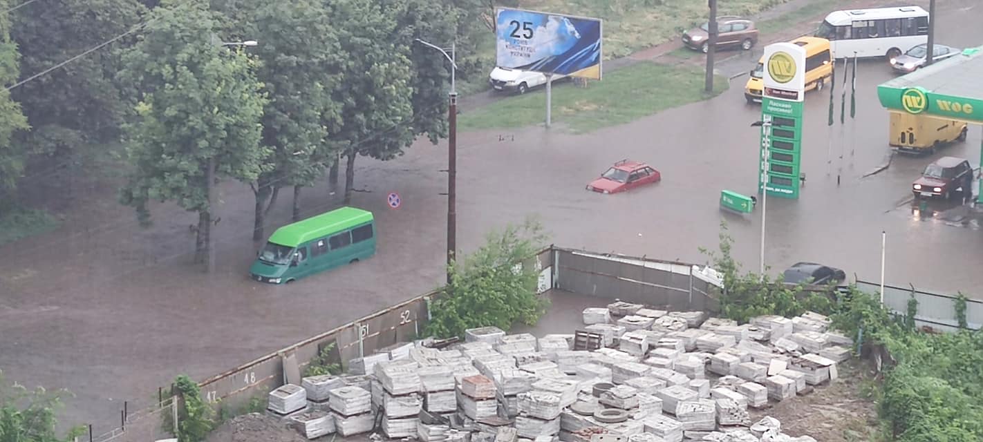 Машины плывут домой: В Днепре сейчас чуть лучше, чем во Львове пару дней назад (ВИДЕО, ФОТО)