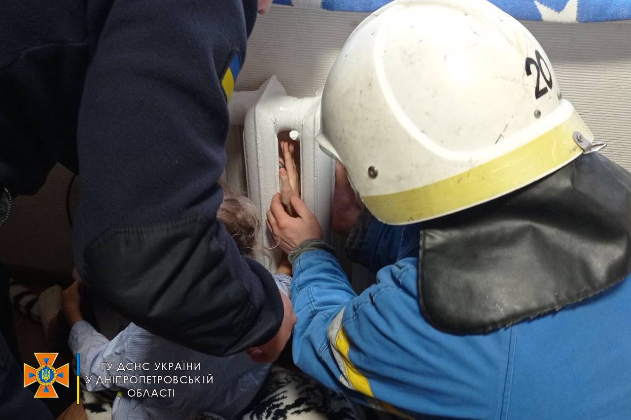 Под Днепром ребенок застрял в батарее