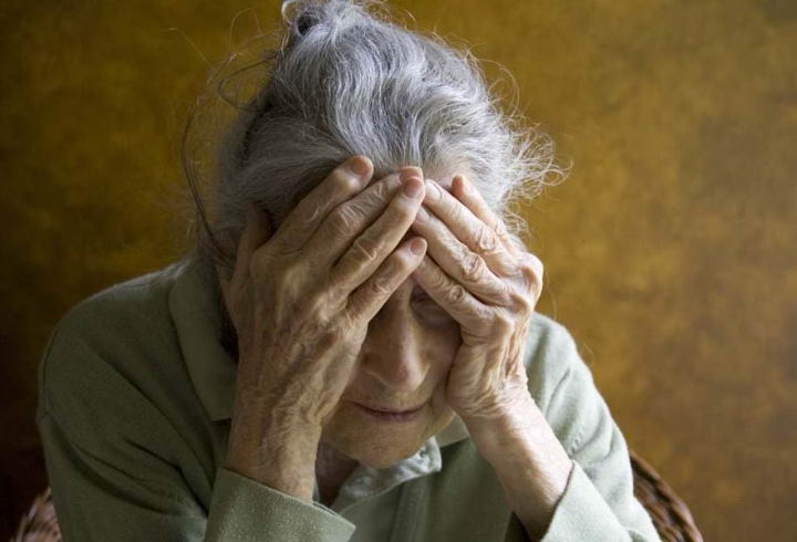 Копила много лет: в Днепре мошенники украли деньги с карты пенсионерки