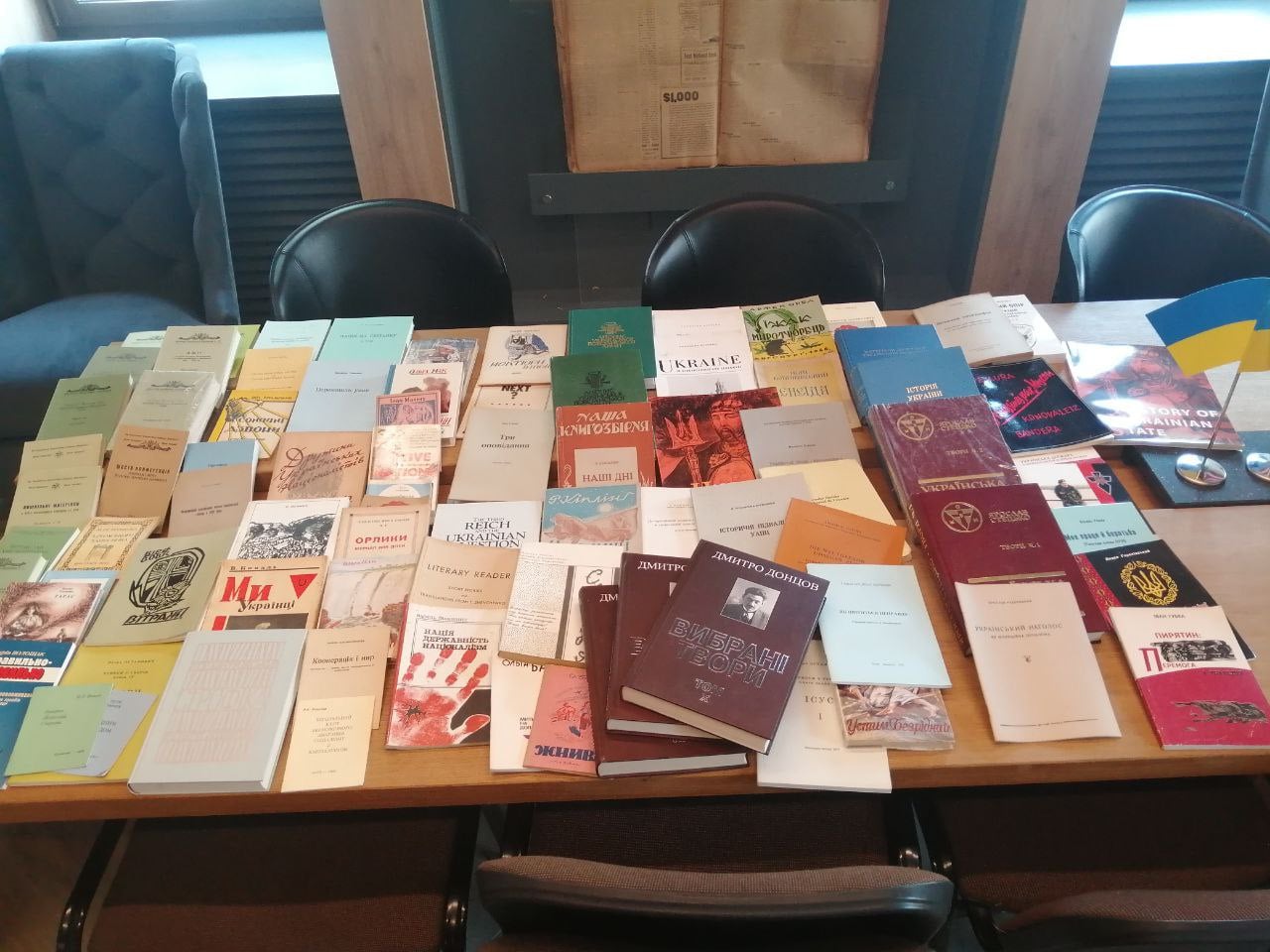 Дмитро Ярош подарил библиотеке в Днепре более сотни книг (ФОТО)