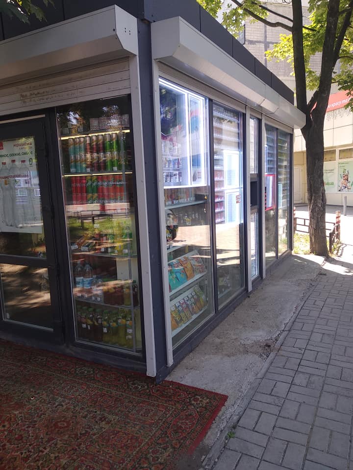 Дорого-богато: в Днепре люди удивлены новым оформлением пивного киоска (ФОТО)