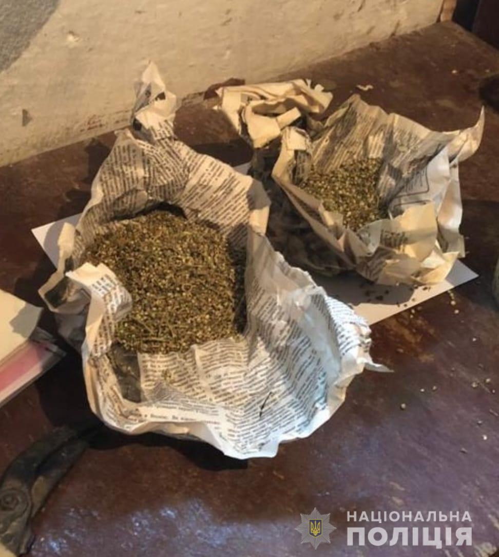 Под Каменским у 40-летней женщины нашли полтора килограмма марихуаны
