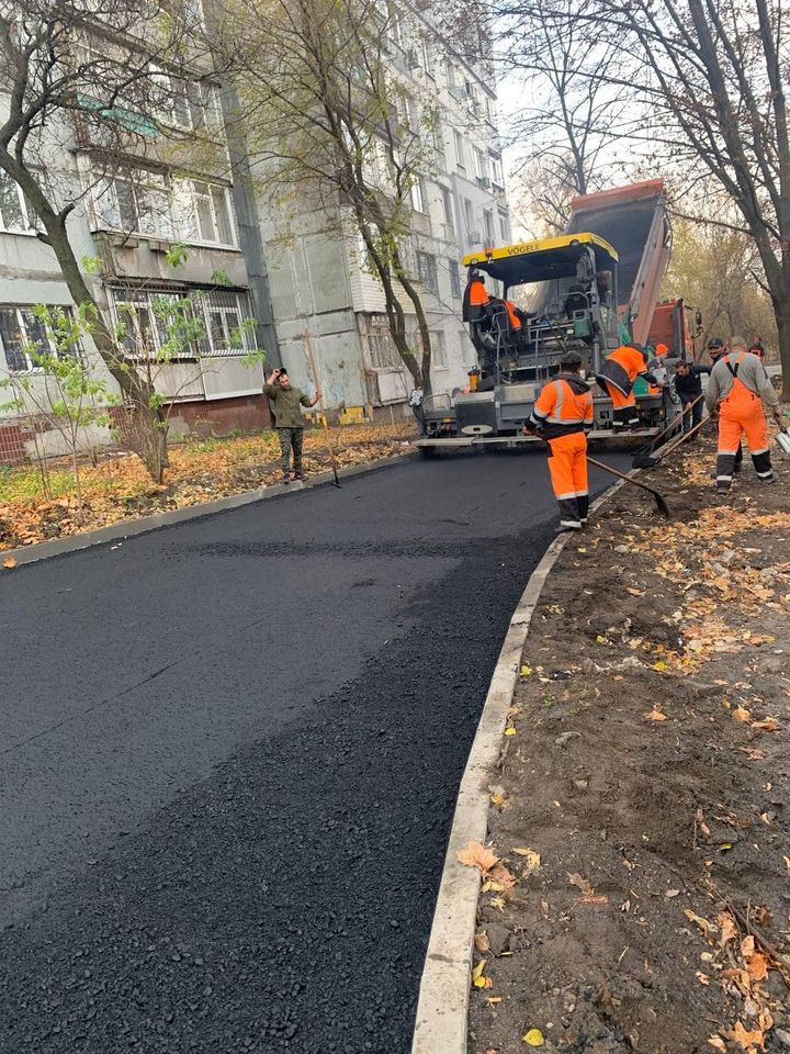 В Днепре на Западном ремонтируют внутриквартальные дороги (ФОТО, ВИДЕО)