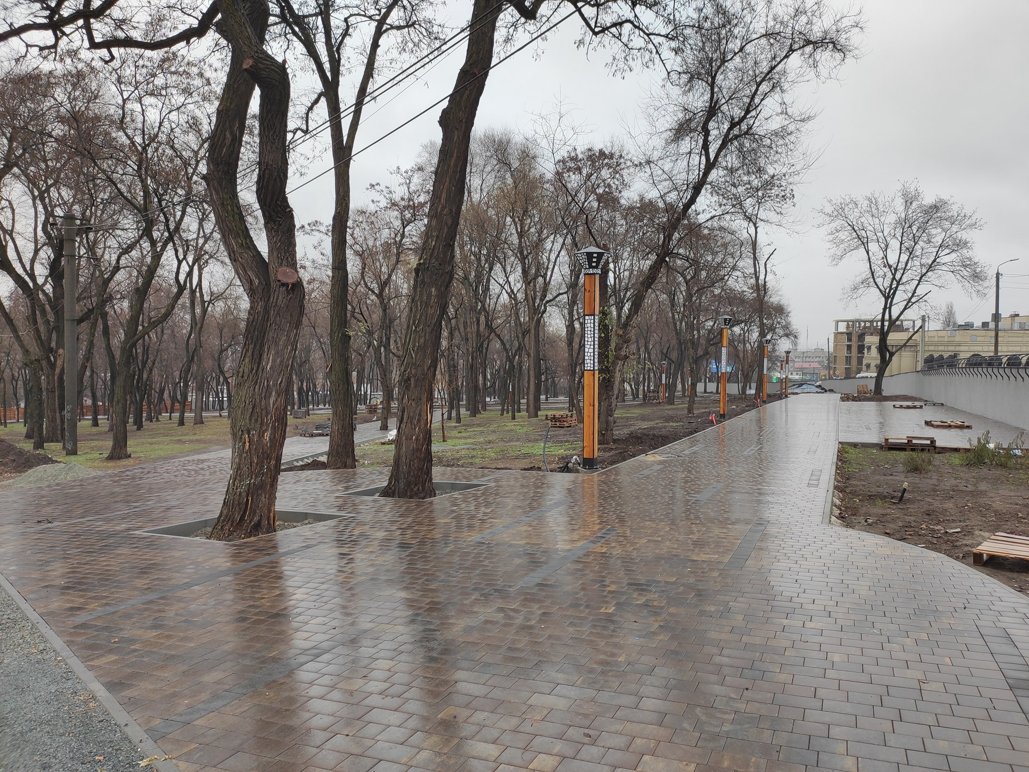 В сквере Металлургов в Днепре установили дизайнерские фонари (ФОТО)
