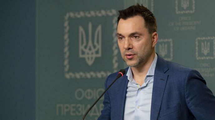 Арестович: Россия постепенно снижает требования